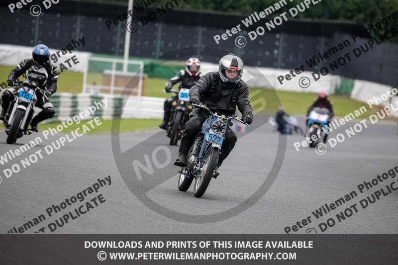 Vintage motorcycle club;eventdigitalimages;mallory park;mallory park trackday photographs;no limits trackdays;peter wileman photography;trackday digital images;trackday photos;vmcc festival 1000 bikes photographs